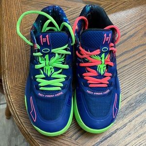 Men’s basketball shoes